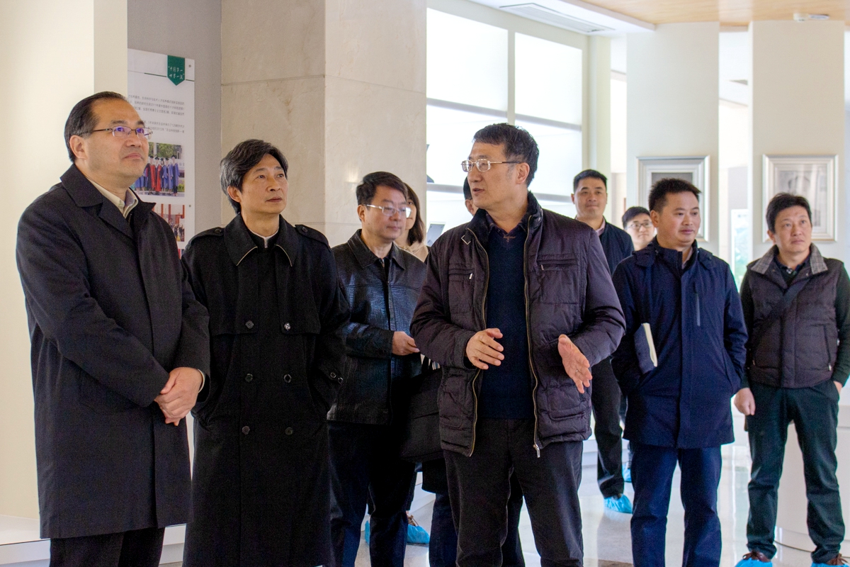 我校领导正在介绍作物遗传改良国家重点实验室【学通社记者 张晨夕 摄】